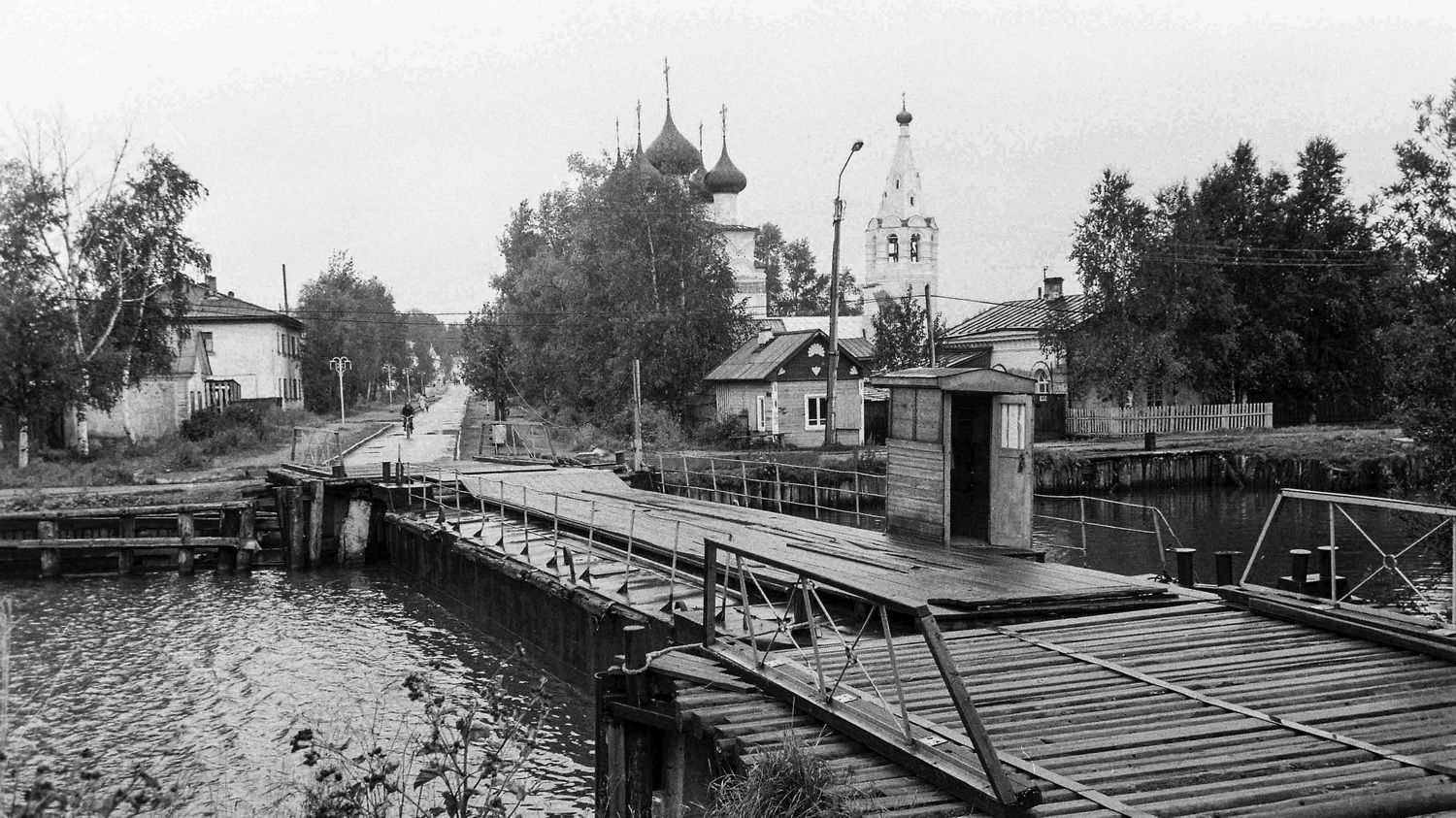 Обводной канал и церковь Спаса Всемилостивого. Белозерск. 1990. Фото: Андрей Кошелев