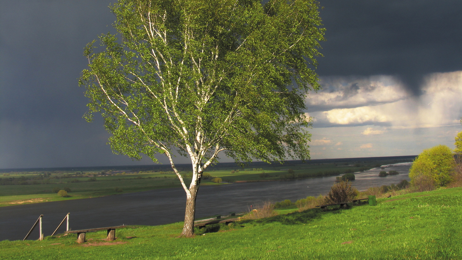 Перед грозой. Село Константиново в Рязанской области. Река Ока. 2007. Фото: Андрей Кошелев