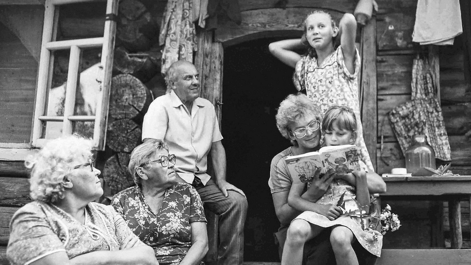 На пороге дома Воробьёвых в селе Георгиевском. 1988. Фото: Андрей Кошелев