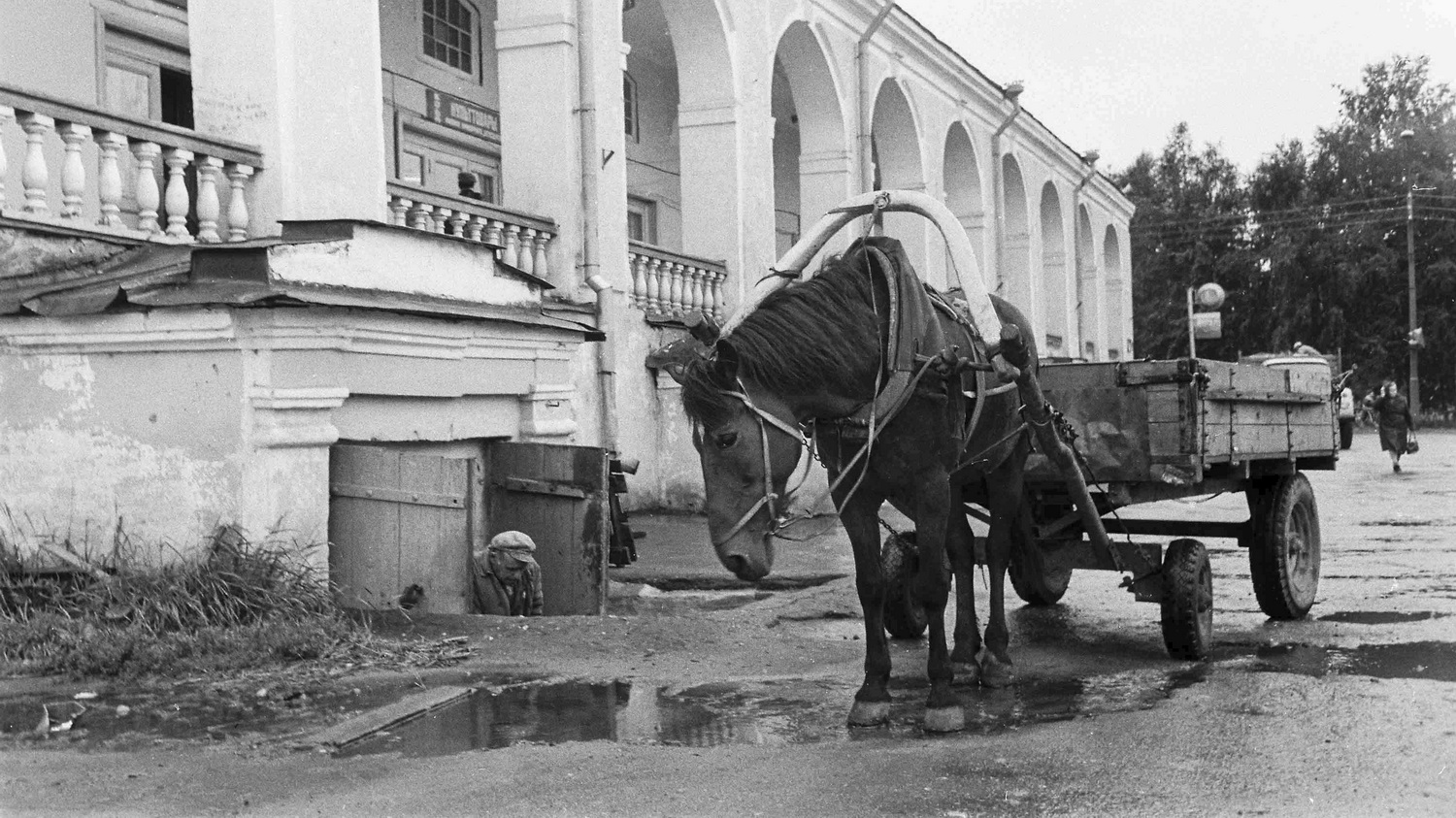 Торговые ряды на Советском проспекте. Белозерск. 1990. Фото: Андрей Кошелев