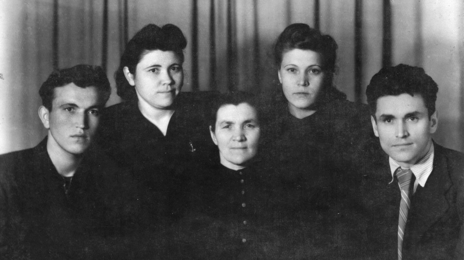 Урова Анна Григорьевна и её дети. Около 1946. Фото из фондов музея «Журавли»