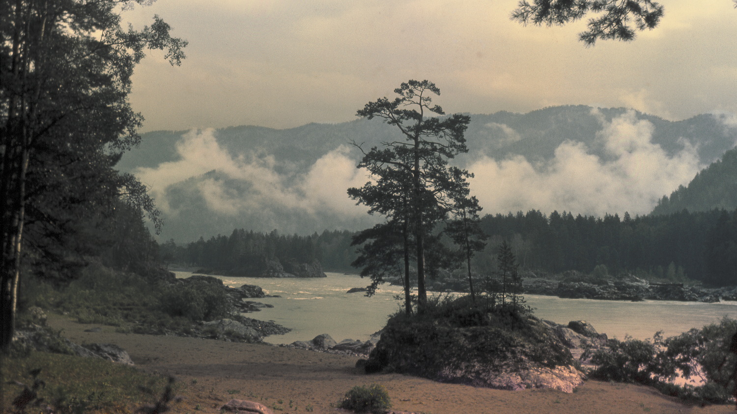 Катунь неслась широкою лавиной. Алтай. 1982. Фото: Андрей Кошелев