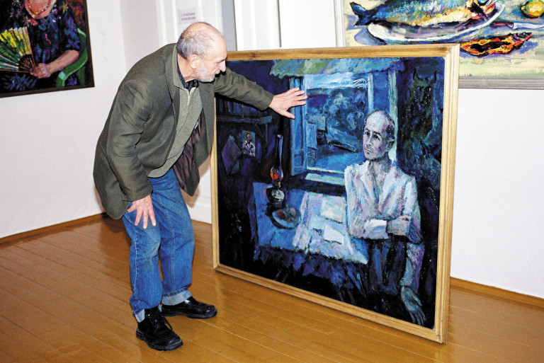 Владимир Корбаков у картины «Голубые сумерки». 2004. Фото: Андрей Кошелев