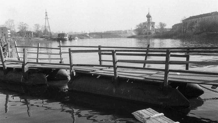 Живу вблизи пустого храма на крутизне береговой. Вологда. 1988. Фото: Андрей Кошелев