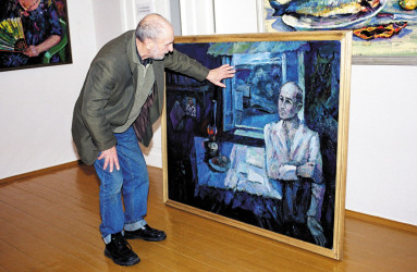 Владимир Корбаков у картины «Голубые сумерки». 2004. Фото: Андрей Кошелев