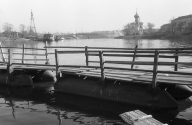 Живу вблизи пустого храма на крутизне береговой. Вологда. 1988. Фото: Андрей Кошелев