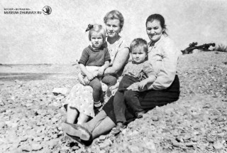 Сказки бабушки. Середина 1950-х. Фото из архива музея «Журавли»