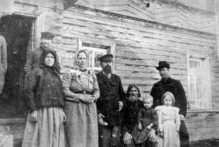 На крыльце дома Богачёвых в деревне Большой. 1909. Фото из семейного архива Романовых