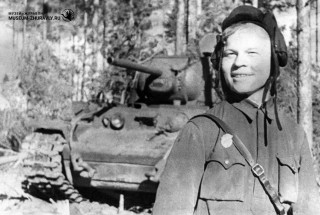 Сергей Орлов у танка «КВ». Около 1943