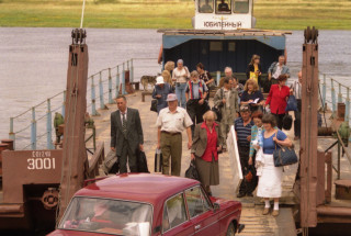 Нагрянули! Первые шаги рубцововедов в селе Красном. 2003. Фото: Андрей Кошелев