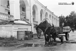 Торговые ряды на Советском проспекте. Белозерск. 1990. Фото: Андрей Кошелев