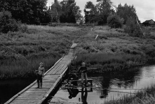 Юные рыбаки на реке Двинице. 1988. Фото: Андрей Кошелев