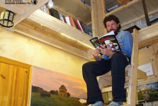 Лестница-чудесница позволяет читать книги на высоте 4 метра. 2017 Фото: Андрей Кошелев