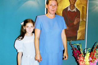 Дочь поэта Елена Рубцова и внучка Машенька. 2003. Фото: Андрей Кошелев